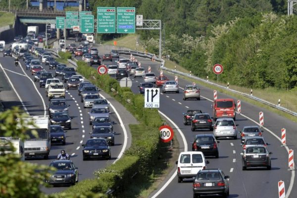 rouler en colonnes sur l'autoroute