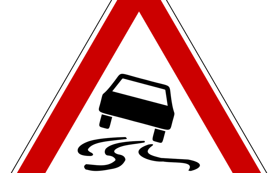 les panneaux de danger sur la route