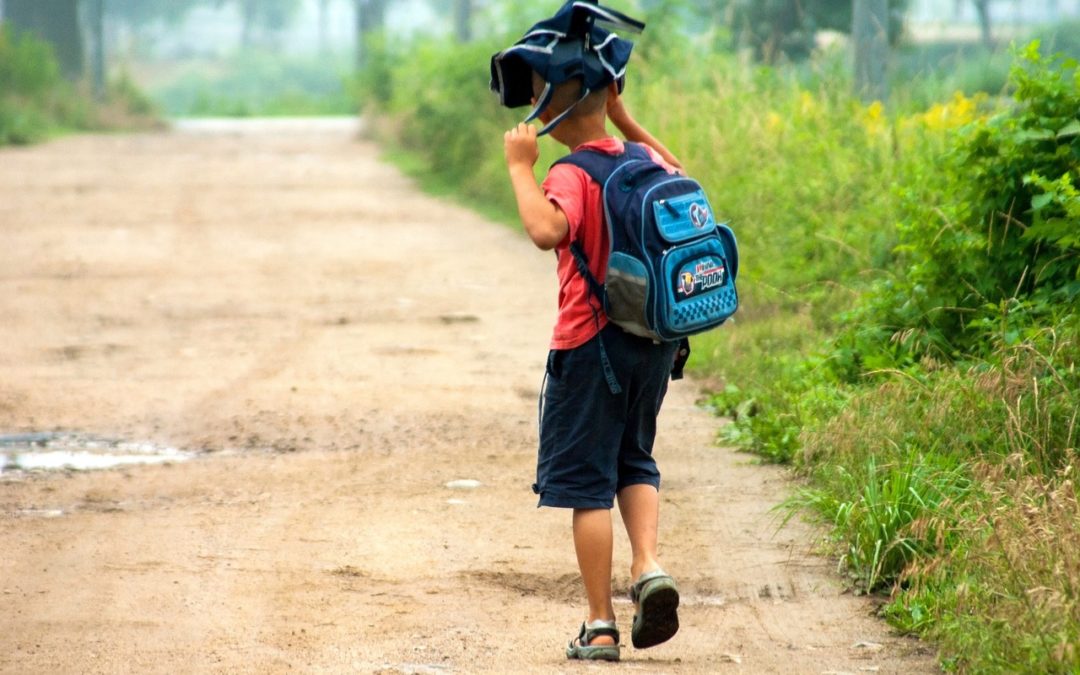 les enfants sur le chemin de l'école