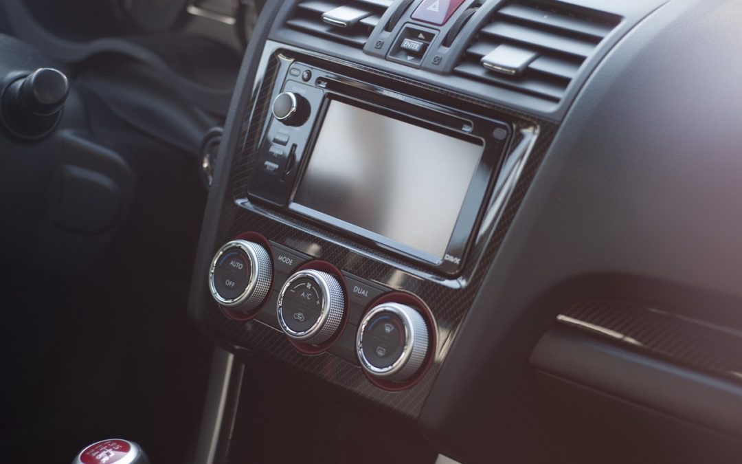 un autoradio dans une voiture