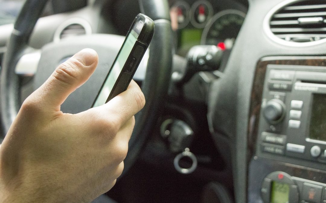 Se laisser distraire au volant