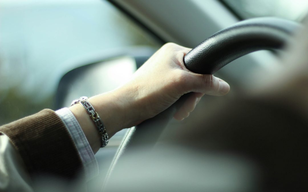 faut-il croiser les mains en conduisant